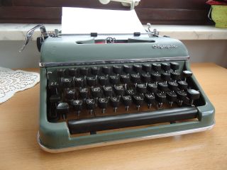 Historische 50er Jahre Olympia Sm2 Schreibmaschine Petrol - Grünblechgehäuse,  Chrom Bild