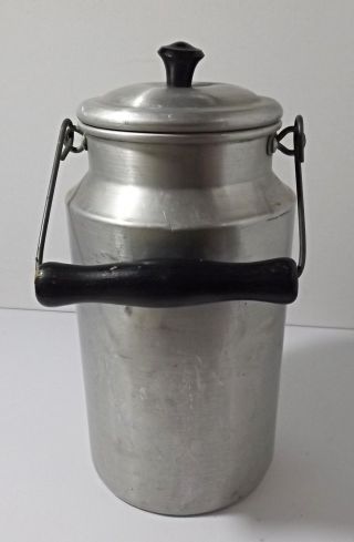 Kleine ältere Aluminium 2 Liter Milchkanne Mit Holzgriff Bild