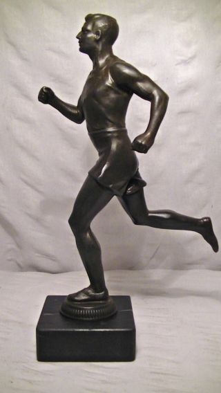 Alte Figur,  Skulptur,  Mann,  Athlet,  Sportler,  Läufer,  Marmor Sockel,  Antik Bild