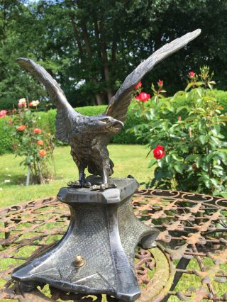 Große Figur Metall - Skulptur Adler Auf Sockel Bild