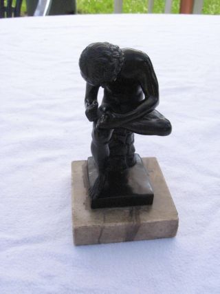 Alte Skulptur Statur Sitzender Junge Aus Zinn Auf Marmorsockel Bild