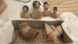 Antike Brustblattpuppen/ Porzellan Puppen Mit Hüten Puppenstube Puppenhaus Bild