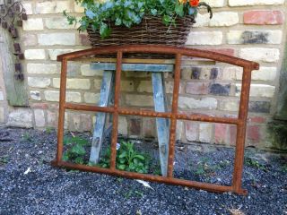 Eisenfenster Mit Stichbogen - Schöne Antik - Form Stallfenster Für Gartenmauer Bild