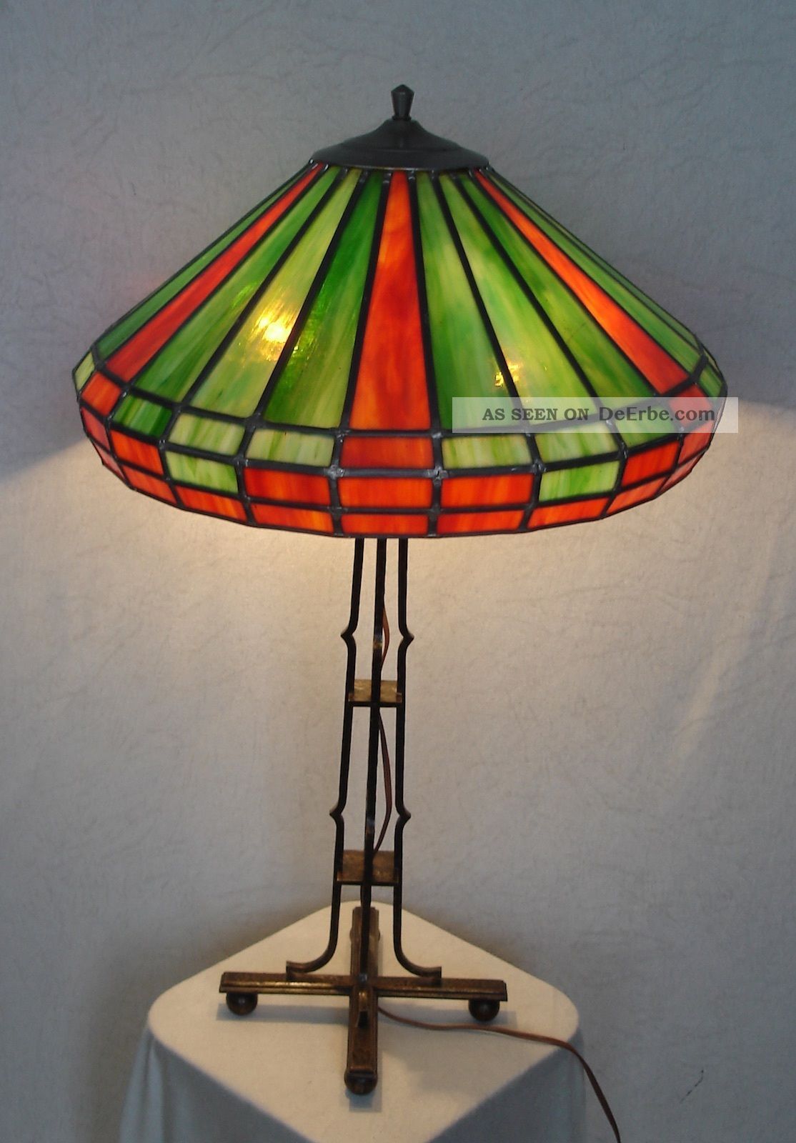 Tiffany Stil Tischlampe,  60er Schirm Orange - Grün Auf Art Déco Bronze - Fuß 1950-1959 Bild