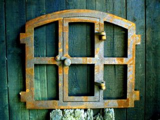 Eisenfenster Mit Tür,  Antik - Ländlich Zum Öffnen,  Stallfenster Für Gartenmauer Bild