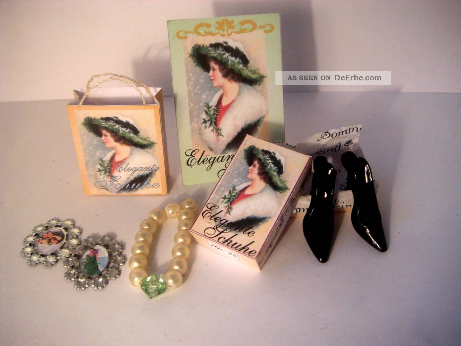 Schwarze Schuhe,  Kette,  Bilder Für Modeladen,  Puppenhaus 1:10 Nostalgieware, nach 1970 Bild