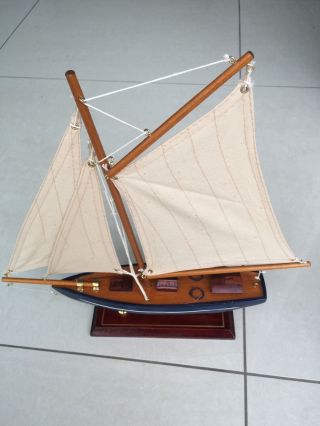 Segelboot Segelschiff Segelyacht Holz Blau Und Rot Deko. Bild