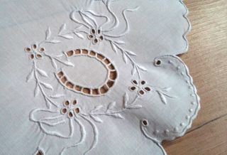 Traumhafte Weiße Kleine Runde Leinen Decke Mit Feiner Lochstickerei Handarbeit Bild