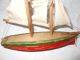 Segelboot Segelschiff Segelyacht Holz Rot,  Grün Standmodell 22cm Antik Spielzeug Maritime Dekoration Bild 5