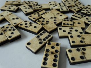 Antikes Dominospiel 28 Spielsteine Bein/ebenholz Vollständig Mit Holzschatulle Bild
