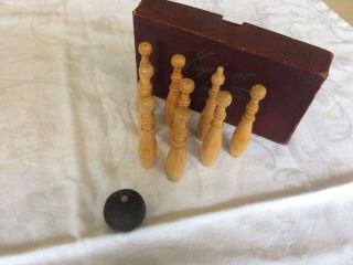 Altes Holzspielzeug - Tisch Kegelspiel - Kegelsport Auf Dem Tische Bild