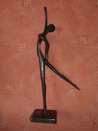 Die Tänzerin - Moderne Bronzeskulptur Bodrul Khalique Bild