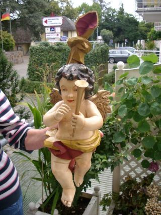 Gr.  Holzfigur - Heiligenfigur - Engel - Putto Mit Fanfare - Coloriert - Oberammergau? - 56 Cm Bild