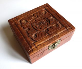 Holzkästchen,  Schatzkästchen,  Kleine Alte Holzbox Mit Geschnitzten Ornamenten Bild
