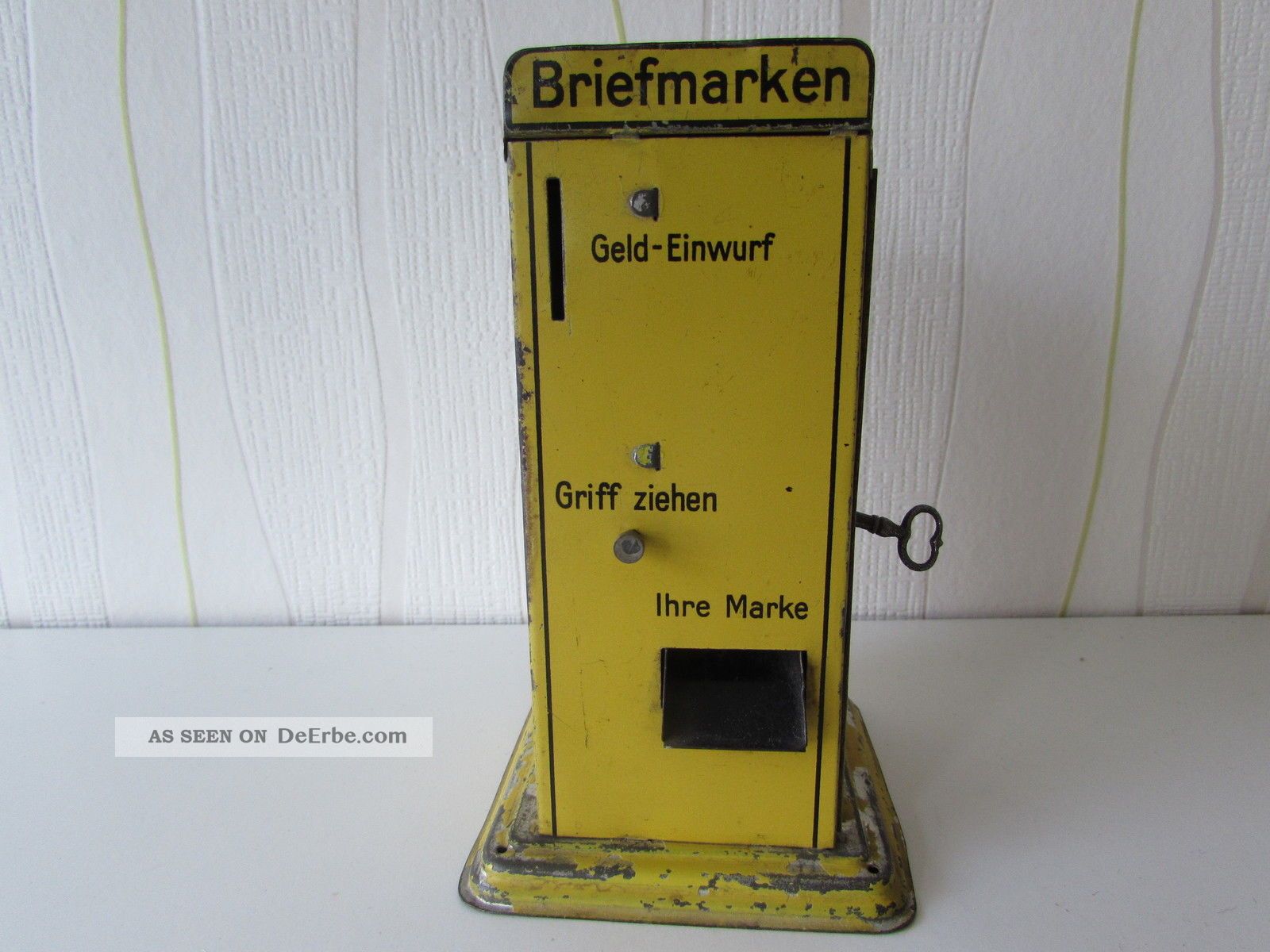 Seltener Doll Briefmarkenautomat Mit Schlüssel Original, gefertigt vor 1945 Bild