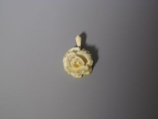 Erbacher Rose Um 1900 Echte Bein - Schnitzerei Rosen - Anhänger Echter Antik - Schmuck Bild