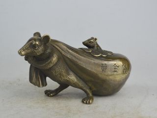 Old Exquisite China Copper Carving Mouse Carrying Gold Bag Statue Bild