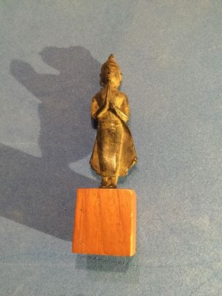 Budistische Figur Aus Metall Auf Holzklötzchen Bild