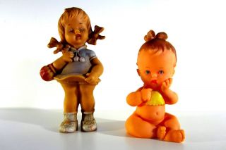 Sehr Alte Schildkröt Puppen 60er Gummi Mädchen Im Kleid Und Sitzendes Baby Bild