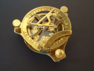 Peil - Tisch - Kompass Mit Sonnenuhr,  Messing / Seefahrt Bild