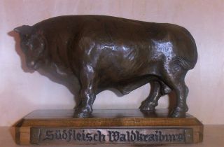 Südfleisch Waldkraiburg (stier - Rind - Ochse - Bulle) Skulptur Auf Sockel 1974 Bild