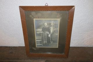 Alte Fotografie Junge Frau In Schöner Tracht Im Holzrahmen Hinter Glas Bild