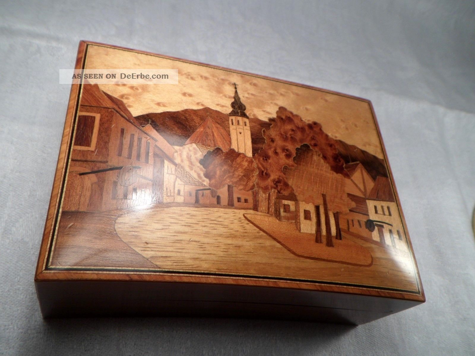 Gewölbte Schatulle Holz Holzdose Mit Intarsien Dorf Mit Kirche Poliert 14x10x5cm Holzarbeiten Bild