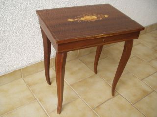 Spielwerk/melodie - Tischchen Aus Holz Mit Intarsien In Sehr Schönem Bild