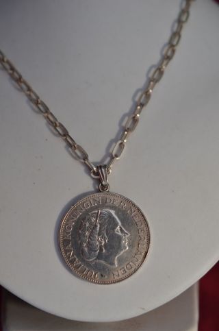 Silbermünze 2 1/2 Gulden Niederlande 1960 Als Anhänger Mit Kette Silber 835 Bild
