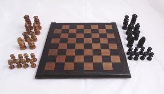 Herrliches Antikes Schachspiel Aus Gutem Massivem Material Brett,  Figuren Bild