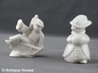 2 Kleine Porzellanfiguren Weiß Unbemalt Schlittenfahrer Und Dame Mit Muff Bild