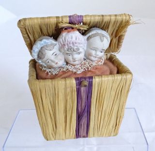 Puppen Rarität - 3 Porzellan Köpfe In Bastkorb Art Jack In The Box - Sehr Selten Bild