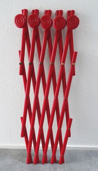 Panton Ära Stylische Ziehharmonika Gardarobe Rot 70er Design Bild