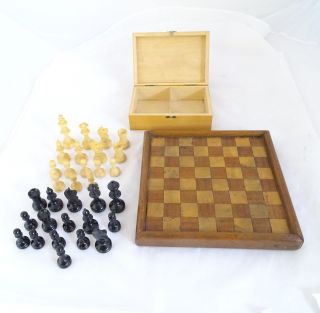Antikes Schachspiel Mit Brett Und Allen Figuren Aus Holz Bild
