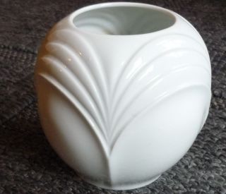 Kpm Bezaubernde Kleine Vase Handarbeit Weiß Porzellan Bild