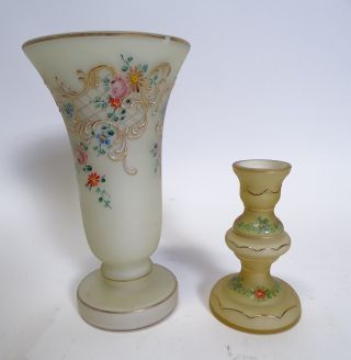 Ältere Glas Vase Und Kerzenhalter Mit Blumendekor Und Goldrand Verziert Bild