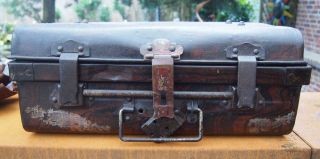 Antiker Metall - Koffer.  Seemannskiste Metallkiste.  Vintage. Bild