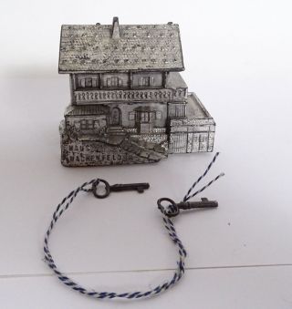 Antike Spardose Haus Wachenfeld Metall Dose Inkl.  Paar Seltene Schlüssel Bild