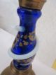 Um 1840 Kerzenhalter Mit Umlegtem Blauglas,  Handbemalt - Messingkörper Glas & Kristall Bild 4