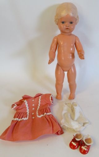 Tolle Alte Schildkröt 45 Puppe Kunststoff Mit Etwas Puppenkleidung Bild