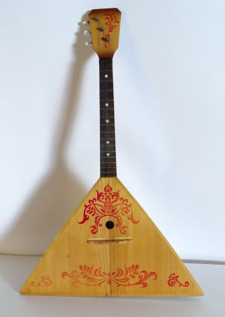 Ältere Russische Balalaika Made In Ussr Zupfinstrument Mit Roter Verzierung Bild